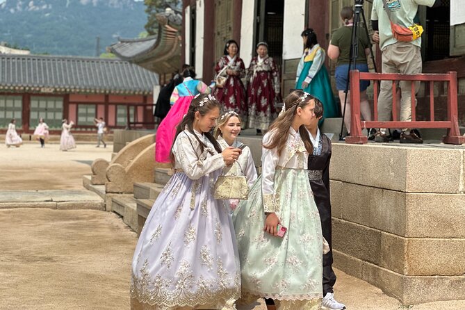 Best Seoul City Tour (Gyeongbokgung Palace,Insadong,Namsan Tower) - Starting the Day Right: Pickup, Jogyesa Temple, and Cheonggyecheon