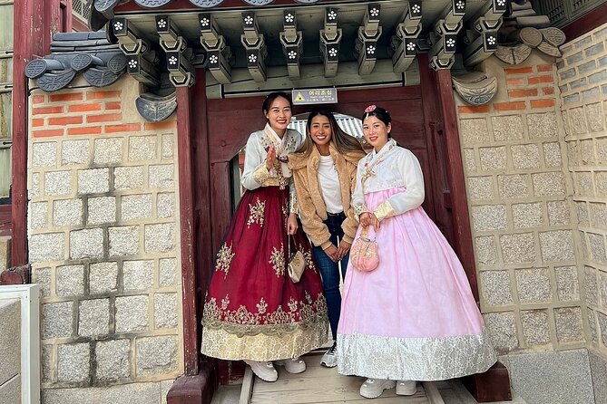 Best Things to Do - Half Day Seoul Trip (Seoul Palace & Temple) - Cheongwadae Sarangchae: Artifacts Near the Blue House Area