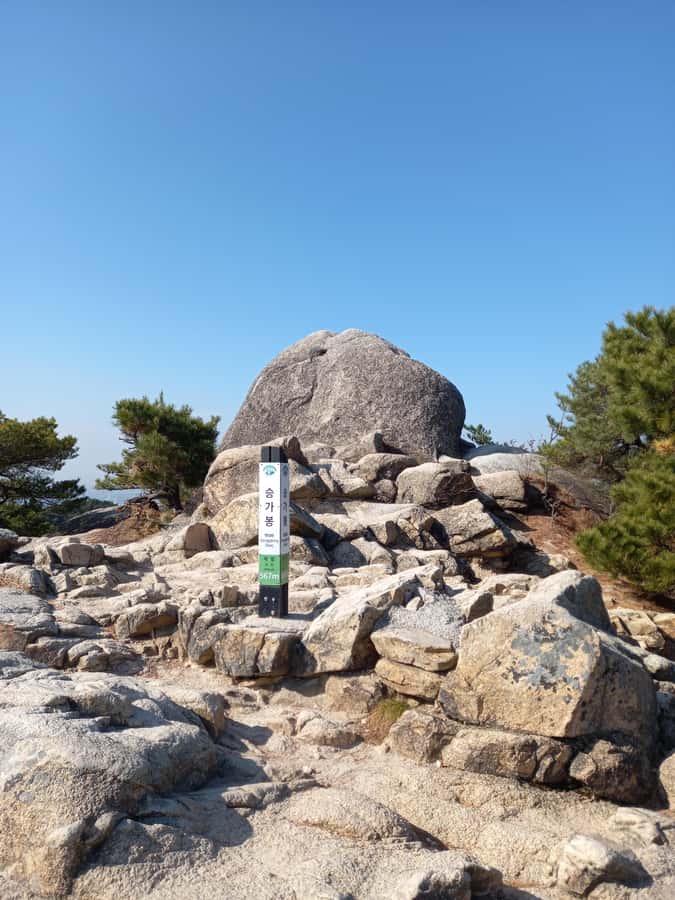 Bukhansan mountain hiking tour - 6 hours - Midday rock stops: Tongcheonmun, Seunggabong Peak, Bibong Peak, and Samo Rock