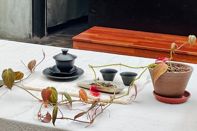 Contemporary & Retro Seoul Private Tour with Local Food Tasting - The food stop that actually feeds you: kimbap, ramyeon, and kkwabaegi