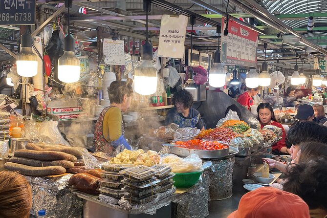 Customizable Seoul Private Tour Palaces Food and Markets - Gyeongbokgung Palace and the guard-changing ceremony (plus Hanbok photos)