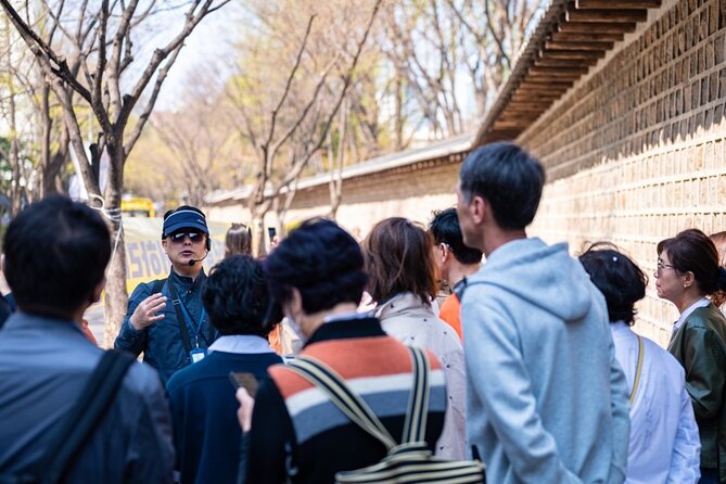Deoksugung & Jeongdong-gil: A Walk in Korea's Rich Heritage - Gwanghwamun Square and the walk to Cheonggyecheon