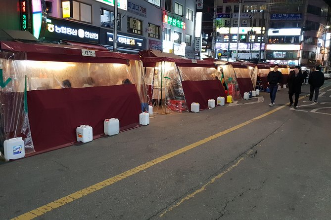 Drinking and Eating through the Alleys of Seoul - Small-Group Walking, Real Timing, and the Host Factor