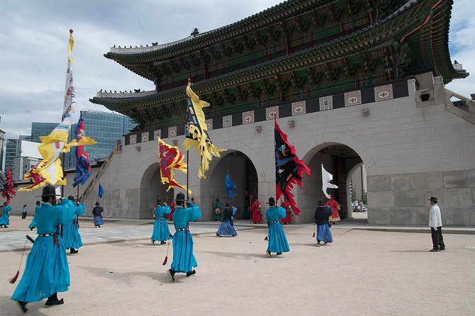 Gyeongbok Palace and Korean Folk Village Tour - The ginseng center and lunch break: convenience with one salesy note