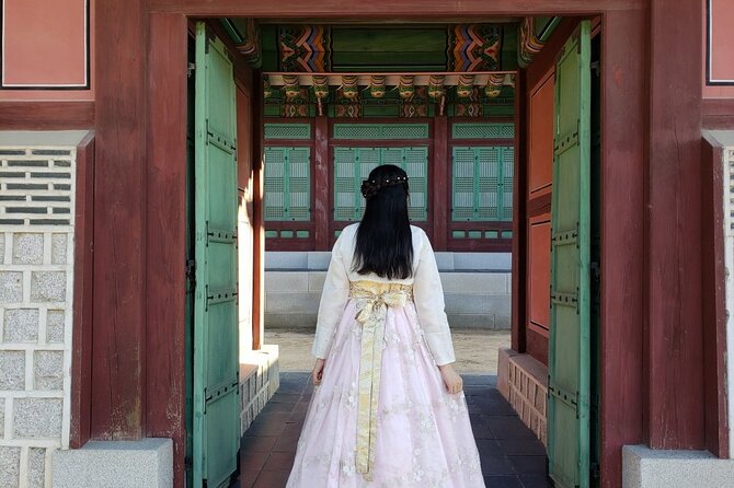 Gyeongbokgung Palace Hanbok Rental Experience in Seoul - Gyeongbokgung Palace in Hanbok: How the Time Feels Inside