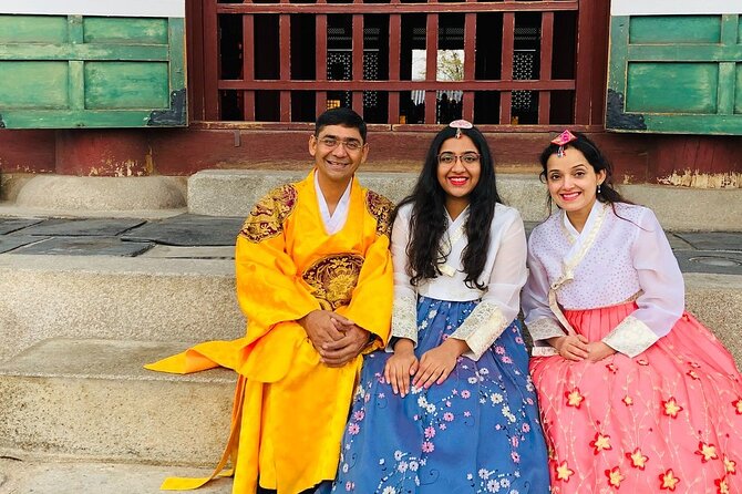 Gyeongbokgung Palace Hanbok Rental Experience in Seoul - Choosing a Joseon-Style Look: Themed vs Traditional Hanbok