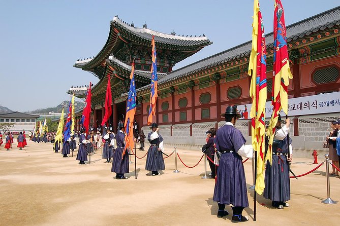 Half day Morning Seoul City Tour(Temple & Gyeongbok Palace) - Entering Gyeongbokgung Palace and watching the guard changing moment