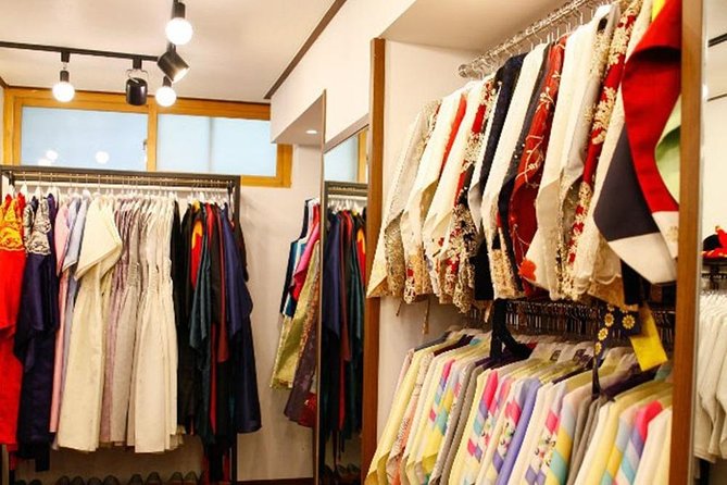 Hanbok rental, hanbok experience - Walking into Gyeongbokgung in traditional clothes