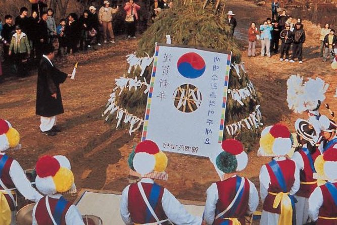 Hwaseong Fortress and Korean Folk Village Tour from Seoul - Seoul to Suwon by coach, with the morning set up for walking