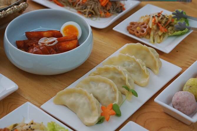 K-food cooking Japchae Mandu Tteokbokki & Fishcake - Cooking Four Classics: Japchae, Tteokbokki, Fishcake, and Mandu