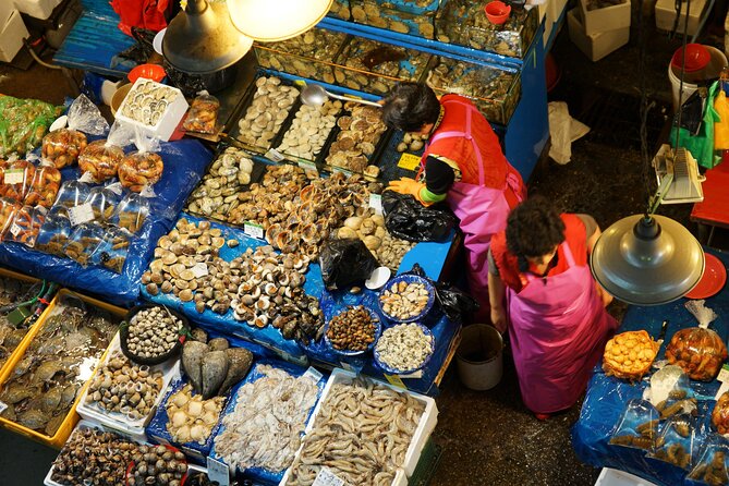 Korean Market Adventure with Chef Yie - Noryangjin Fish market - Crab is extra, and Chef Yie helps you handle it