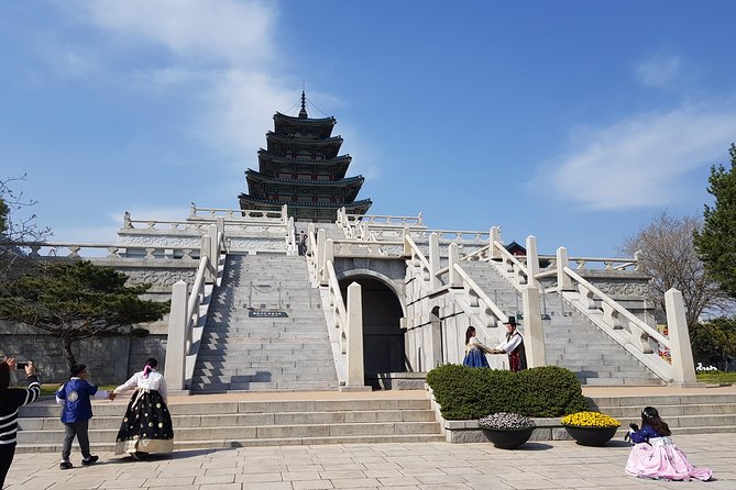 Korean Palace and Market Tour in Seoul Including Insadong and Gyeongbokgung Palace - Insadong Antique Alley: crafts, teahouses, and smart souvenir hunting
