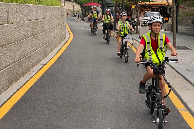 Market Food Tour & Evening E-bike Ride in Seoul - Cheonggyecheon Stream: a calm start that sets the tone