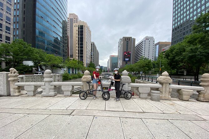 Market Food Tour & Evening E-bike Ride in Seoul - Gyeongbokgung Palace gate: royal Seoul without a long ticket queue