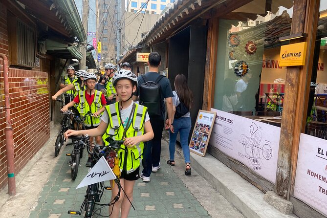 Market Food Tour & Evening E-bike Ride in Seoul - Ikseon-dong Hanok Street: a photo-friendly change of pace