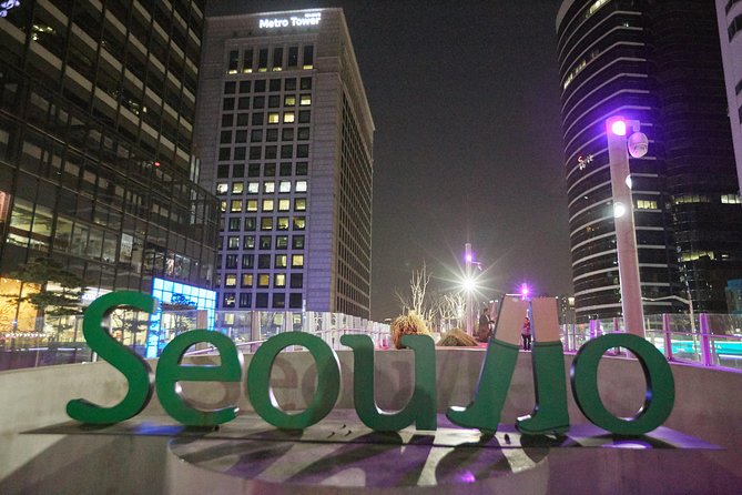 Moonlight Rainbow Fountain Show Night Tour in Seoul - Deoksugung Palace at night: the best kind of contrast