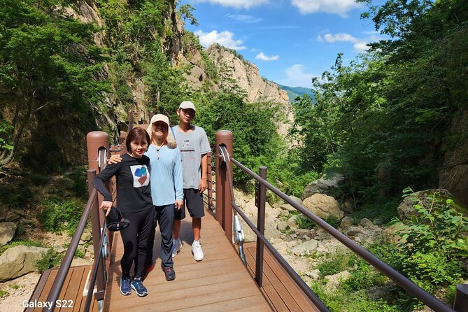 One-Day Tour for stunning Mt.Seoraksan from Seoul - Pickup at 8:00 and the comfort factor on the ride north