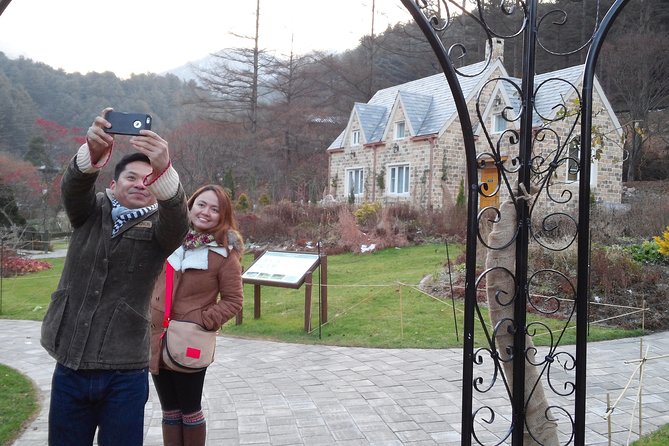 Private day tour Korea(Seoul trip) with Professional Photographer - Downtown Seoul: palaces and old streets without the shopping detours