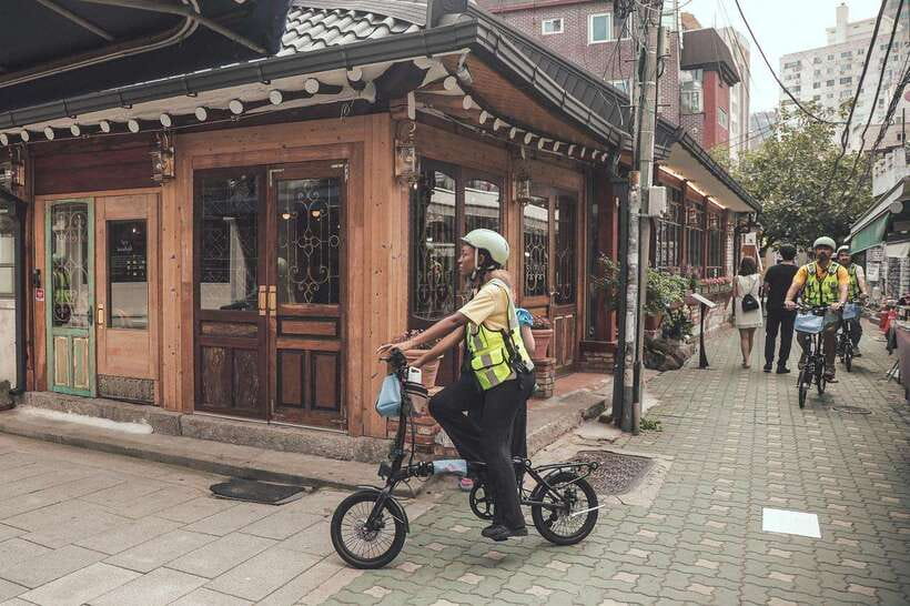 Seoul: Afternoon Ebike tour and "Happy Hour" food and drinks - Changdeokgung main gate: royal Seoul without the deep marathon feel
