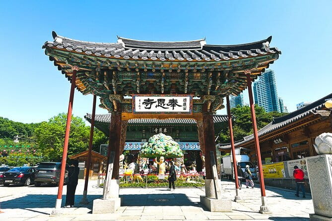 Seoul Beauty & Beyond Tour - Gangnam Style Horse Dance Stage and the PSY statue