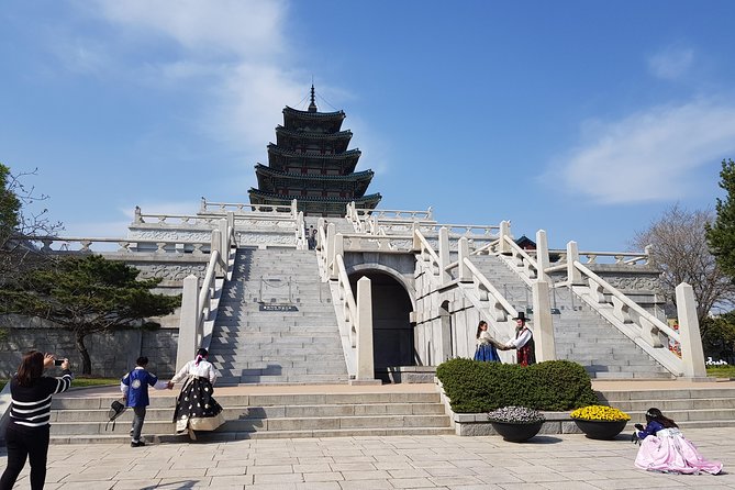 Seoul City Sightseeing Tour Including Gyeongbokgung Palace, N Seoul Tower, and Namsangol Hanok Village - Gyeongbokgung Palace and the Tuesday Deoksu Swap