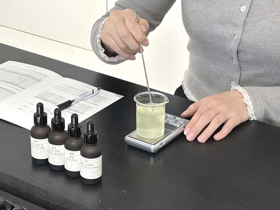Seoul: Create Your Own Natural Perfume with a Perfumer - The 1.5-hour flow: from smelling bases to building your formula
