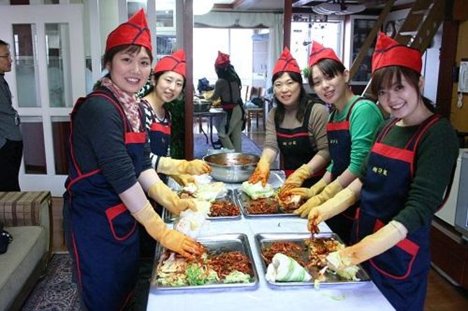 Seoul Cultural Tour - Kimchi Making, Gyeongbok palace with Hanbok - What the guide experience is like with English or Chinese support
