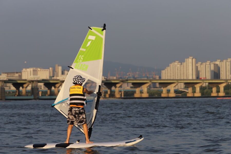 Seoul : Efoil Experience in Han River - Where you meet: Zooty SUP & Kayak & Windsurf Club, club No.25