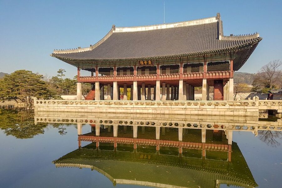 Seoul: Gyeongbok Palace and Bukchon Hanok Walking Tour - How the guide turns Seoul navigation into confidence
