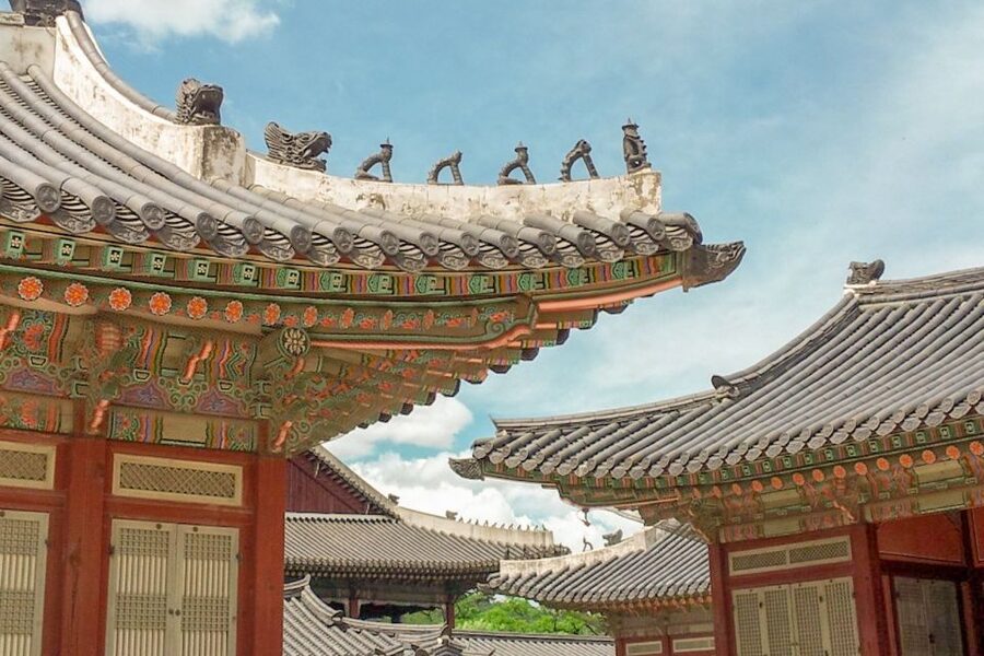 Seoul: Gyeongbok Palace and Bukchon Hanok Walking Tour - Finishing at Insadong: shopping with a sense of place