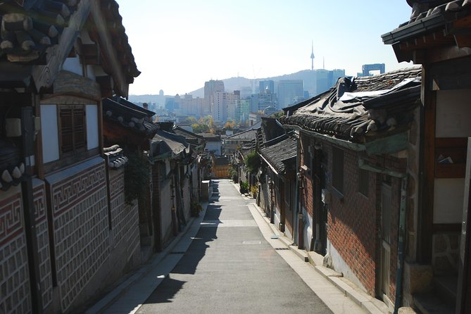 Seoul: Gyeongbok Palace, Bukchon Village, and Gwangjang Tour - Gyeongbokgung Palace and the Royal Guard Changing Ceremony