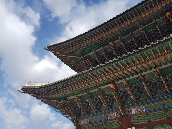 Seoul: Gyeongbok Palace, Bukchon Village, and Gwangjang Tour - Ihwha Mural Village and the modern street-art contrast