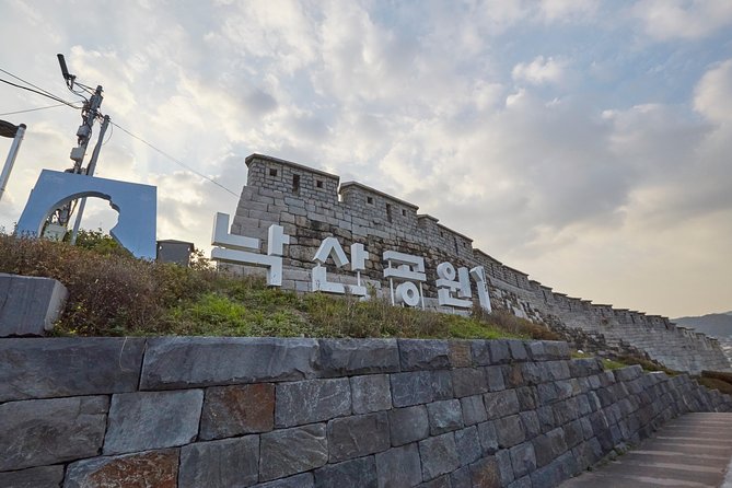Seoul: Gyeongbok Palace, Bukchon Village, and Gwangjang Tour - Bukchon Hanok Village: quick guided time in classic hanoks