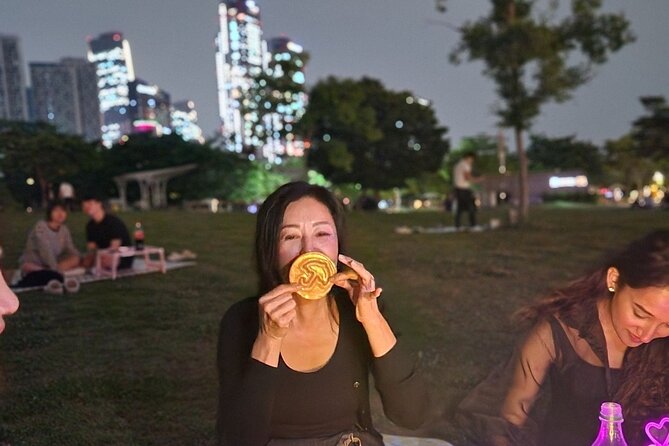Seoul Han River Night Tour: Picnic, Games & Starlight Cruise - Stop 2 at Yeouido Hangang Park: fried chicken, drinks, and Squid Game-style games