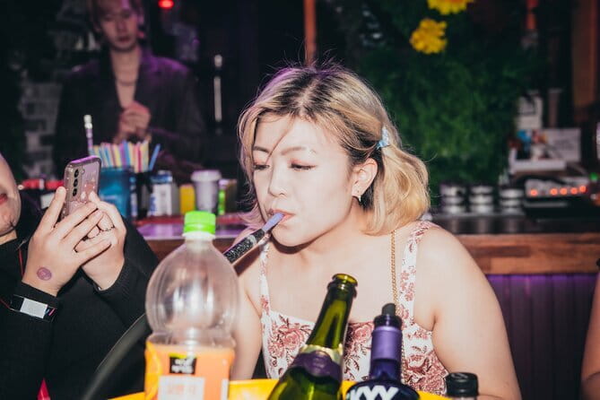 Seoul: Hongdae Premium Pubcrawl with Open Bottles - Stop 1 at Lo-fi: Retro Atmosphere and a Comfortable Start