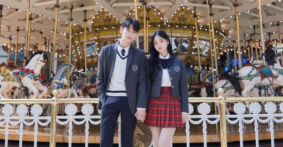 Seoul: Lotte World 1 Day Pass & Korean School Uniform Rental - Shows and parades: how to plan for the best atmosphere