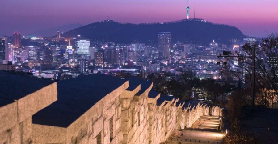 Seoul: Nighttime Tour of Palace, Market, Naksan Park & More - Getting from stop to stop, without losing your night