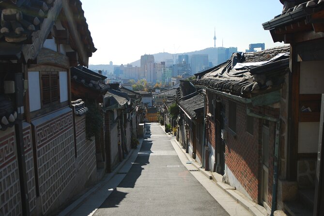 Seoul Private Tour Gyeongbok Palace Bukchon and Gwangjang Market - Gwangjang Market: end your day with real food energy