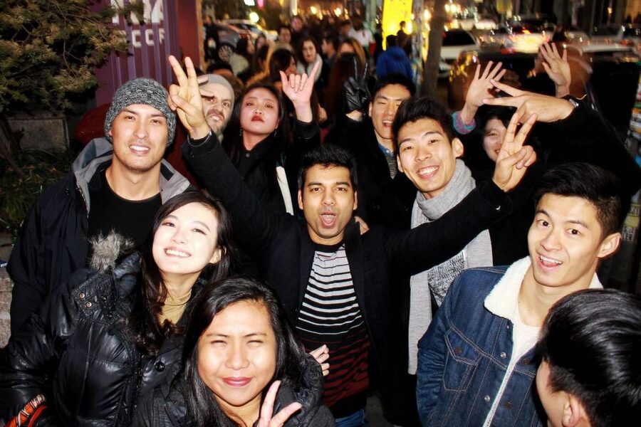 Seoul: Pub Crawl - How each night might feel: Thursday/Sunday smaller groups vs weekend size