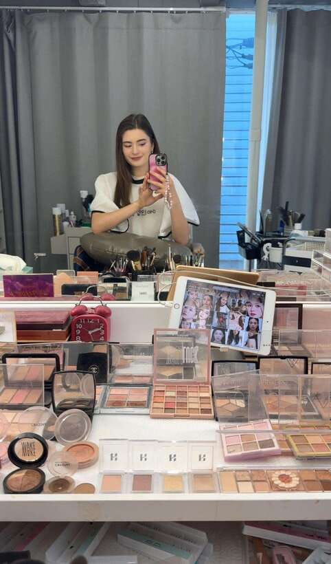 Seoul: Sihyunhada Photo, Personal Color, Makeup&Hair TOUR - Enter Hapjeong, then get your look designed