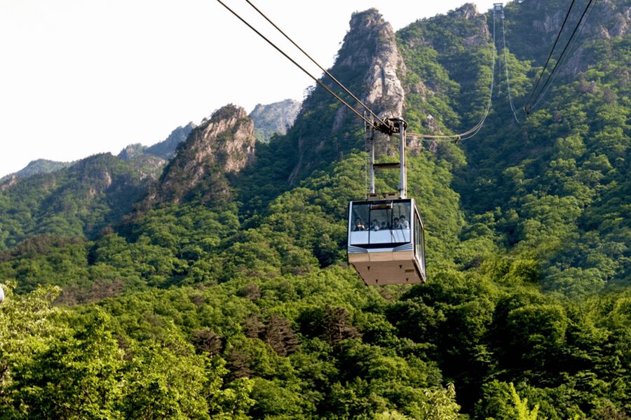 Seoul: Sokcho beach, market, hot spring and Seorak Cable Car - Guide and flow: what a well-run day trip feels like