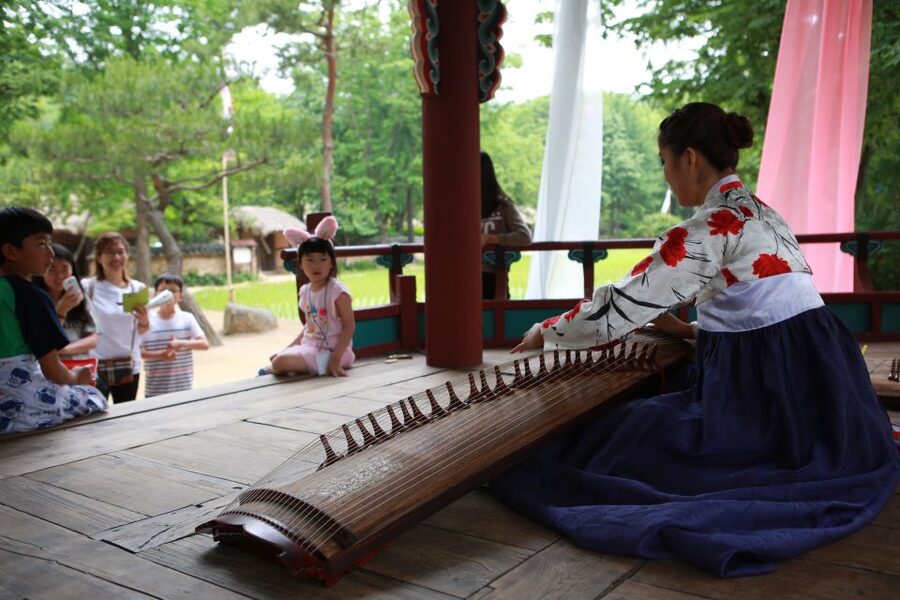 Seoul: Suwon Hwaseong Fortress & Korean Folk Village Tour - Practical packing checklist for a smooth day