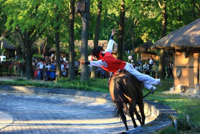 Seoul: Suwon Hwaseong Fortress & Korean Folk Village Tour - Nammun Market: where the day swaps history for snacks