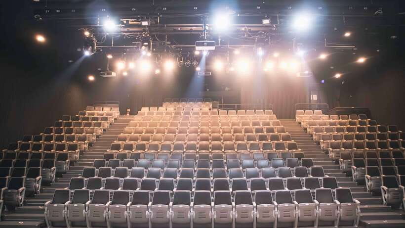 Seoul: The Painters Live Art K-pop Dance Show Ticket - Who This Show Suits Best in Seoul