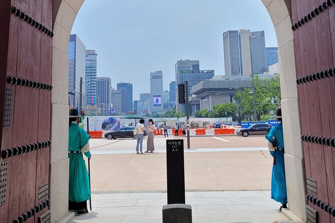 (Small Group) Palace & Seoul Old Town Highlights - Jogyesa Temple Calm: A Buddhist Center in the Middle of the City