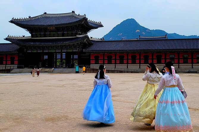 (Small Group) Palace & Seoul Old Town Highlights - Insadong Stroll: Tea Houses, Craft Shops, and Street-Level History