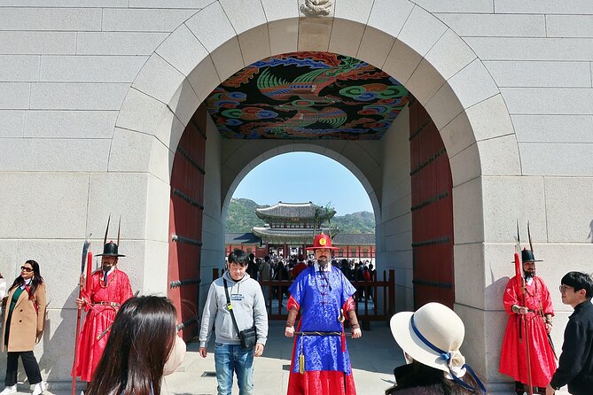 Small-Group Seoul Tour with Gyeongbokgung Palace (hotel pick-up) - Stop 2: Cheong Wa Dae Photo Time, Then Gwanghwamun Gate