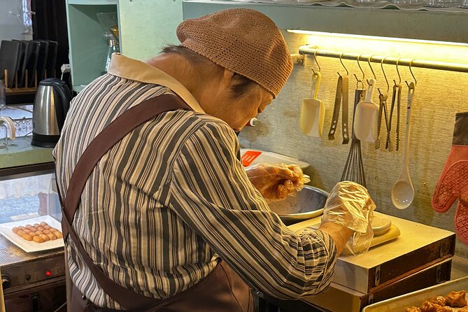 Street Food Tour in Jongno, Heart of Seoul - Stop 4: Changdeokgung Palace and the Secret Garden contrast