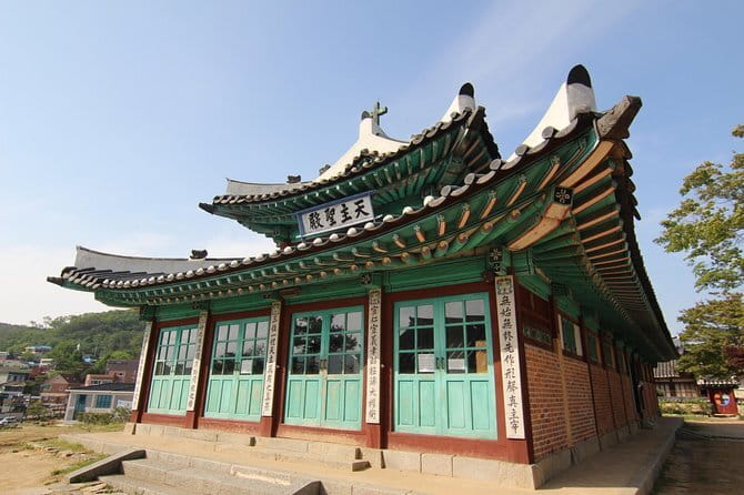 Street photoshoot and Seoul Hidden gem History Walking Tour - Should you book this Seoul street photo and history tour?