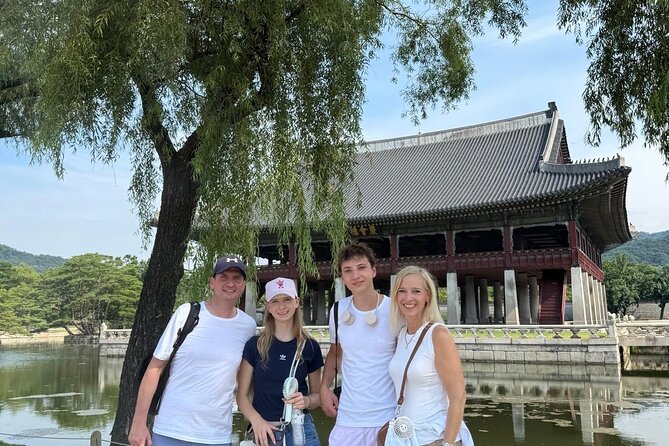 Time Travel in Seoul: Gyeongbokgung Palace, Folk Museum & Bukchon - Meeting points and how to plan your day from Gyeongbokgung to Anguk